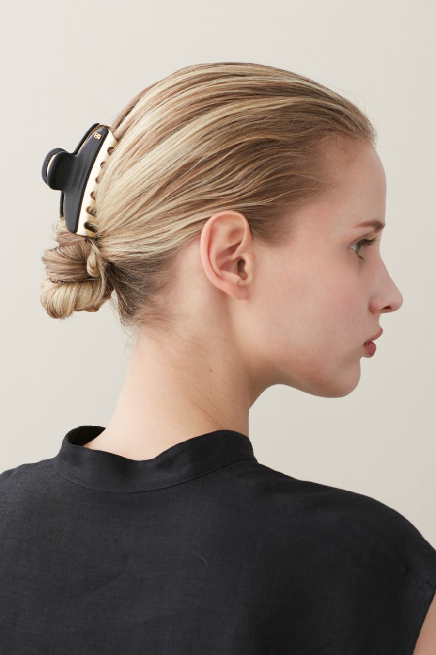 Vendome Medium Clip in Black