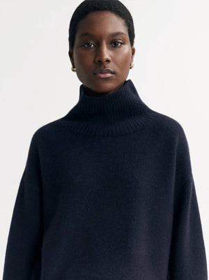 Boyfriend Turtleneck in Navy