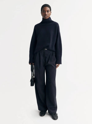 Boyfriend Turtleneck in Navy