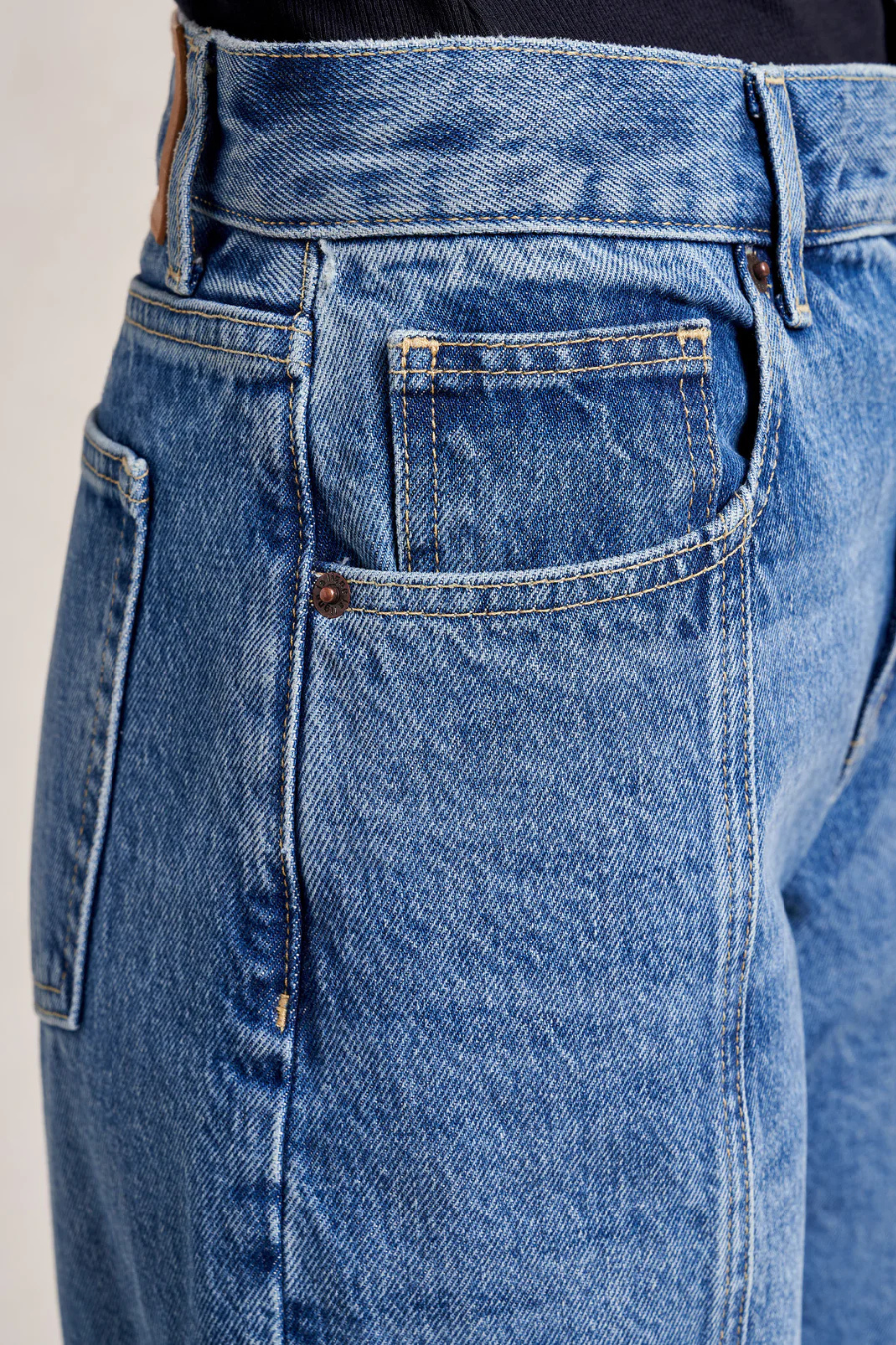 Marilyn Mid-Rise Barrel Jean in Max