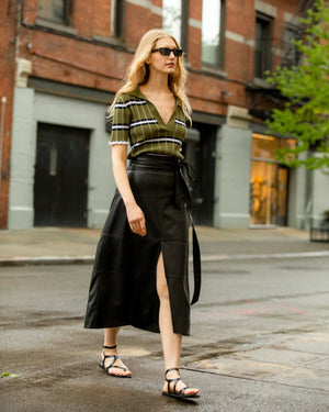 
            
                Load image into Gallery viewer, Hudson Skirt in Black
            
        